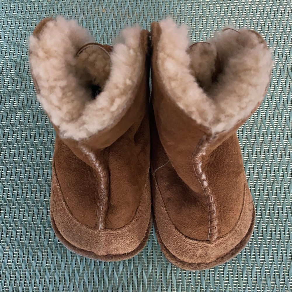 Baby UGGs size small ((5))